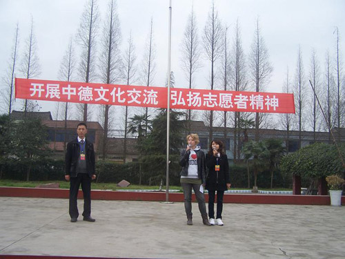 两位志愿者在松华中学