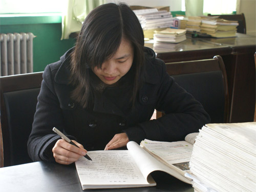 外籍黄楚薇老师在备课