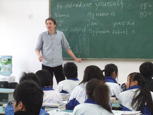 外籍志愿者在青川职高授课